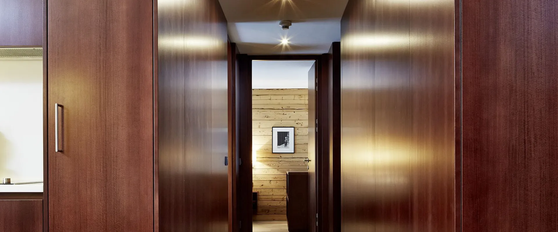 Moderner hölzerner Korridor