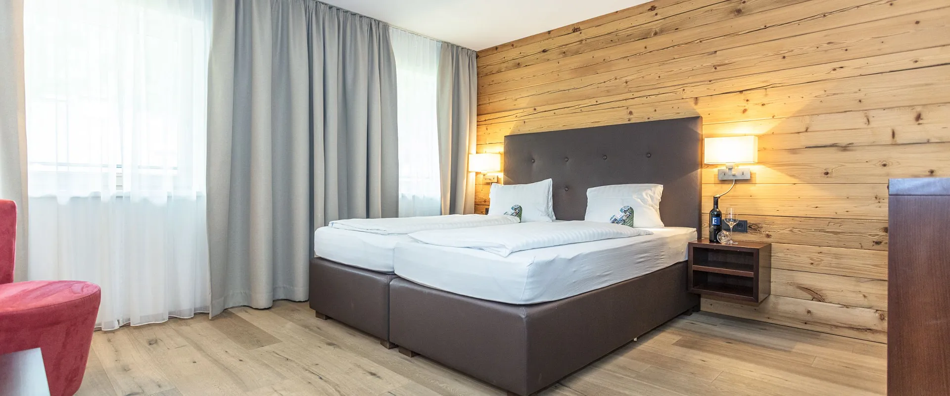 Modernes Hotelzimmer mit Holzwänden