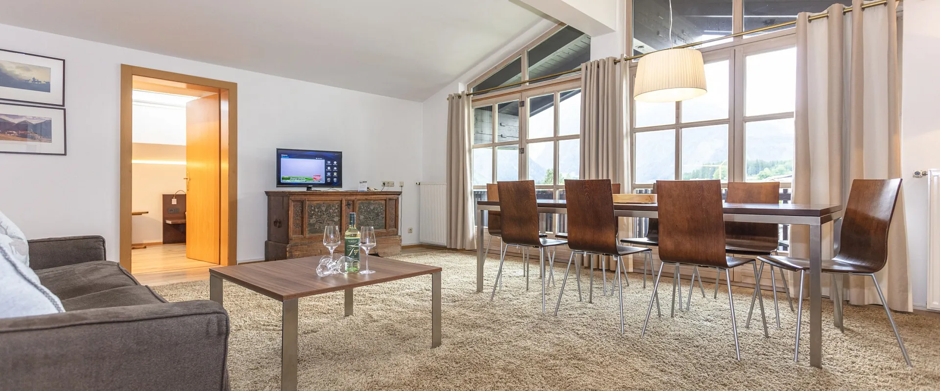 Cosy living room with dining area