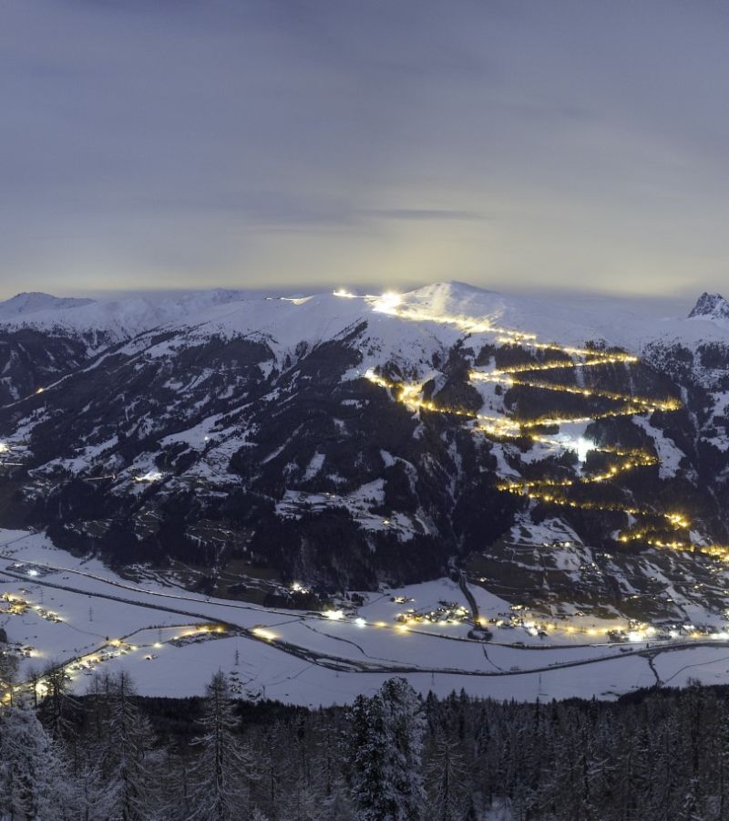 Skifahren und Rodeln bei Nacht